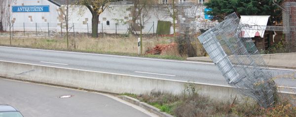 Mauer statt Linien zwischen Einfdelspur und B41 - Unfall an der Mauer zu Monzingen