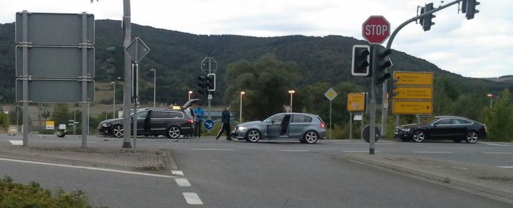 heftiger Crash auf der B41-Kreuzung in Monzingen