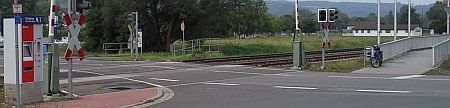der Bahnbergang an Monzingens Bahnhof