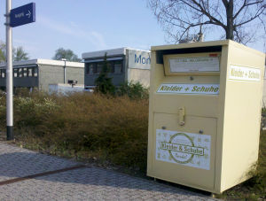 neuer Cotainer fr Altkleider und Schuhe am Bahnhof