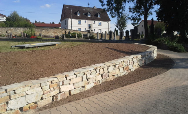 neue Mauer auf dem Friedhof