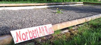 Norbert Alt Ruine heit die angefangene Boule-Bahn im Hyde-Park nun