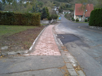 Lckenschluss im Gehweg der Friedhofsstrae