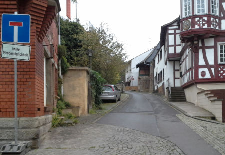 die Hauptstraße in der City ab dem Rathaus in Richtung Obertor.