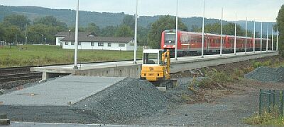 Bahnsteig 1 bereits mit Lampenmasten und Rampe