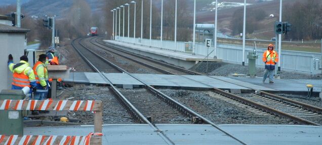 Signaleinbau am neuen Bahnübergang