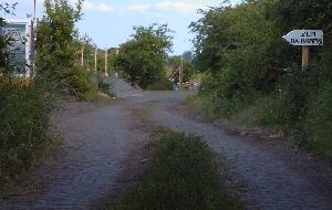 ichtig urig ist der Weg zum neuen Bahnsteig auch bei Tage