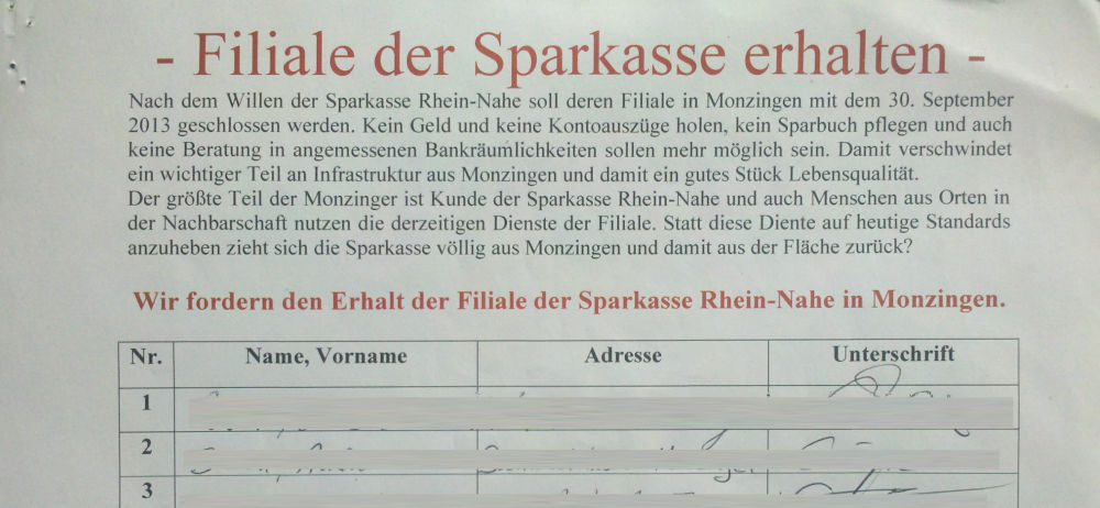 Protest-Unterschriften zur Erhaltung der Sparkasse werden bergeben