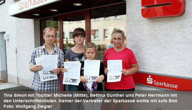 375 Unterschriften gegen die Sparkassen-Schließung übergeben