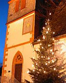 Weihnachtsmarkt auf dem Kirchplatz der Martinskirche in Monzingen