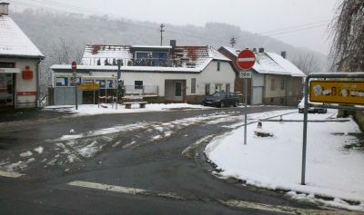 der Endspurt des Winters bringt Schnee auf die Baumstümpfe am Obertor am 25.2.2013