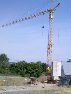 ein groer Kran markiert die Baustelle am Kindergarten in Monzingen